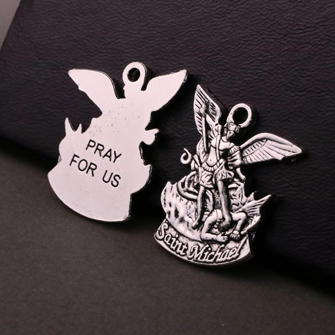 Medalla de protección del Arcá - Jewelry Making Michaels reseña y precio