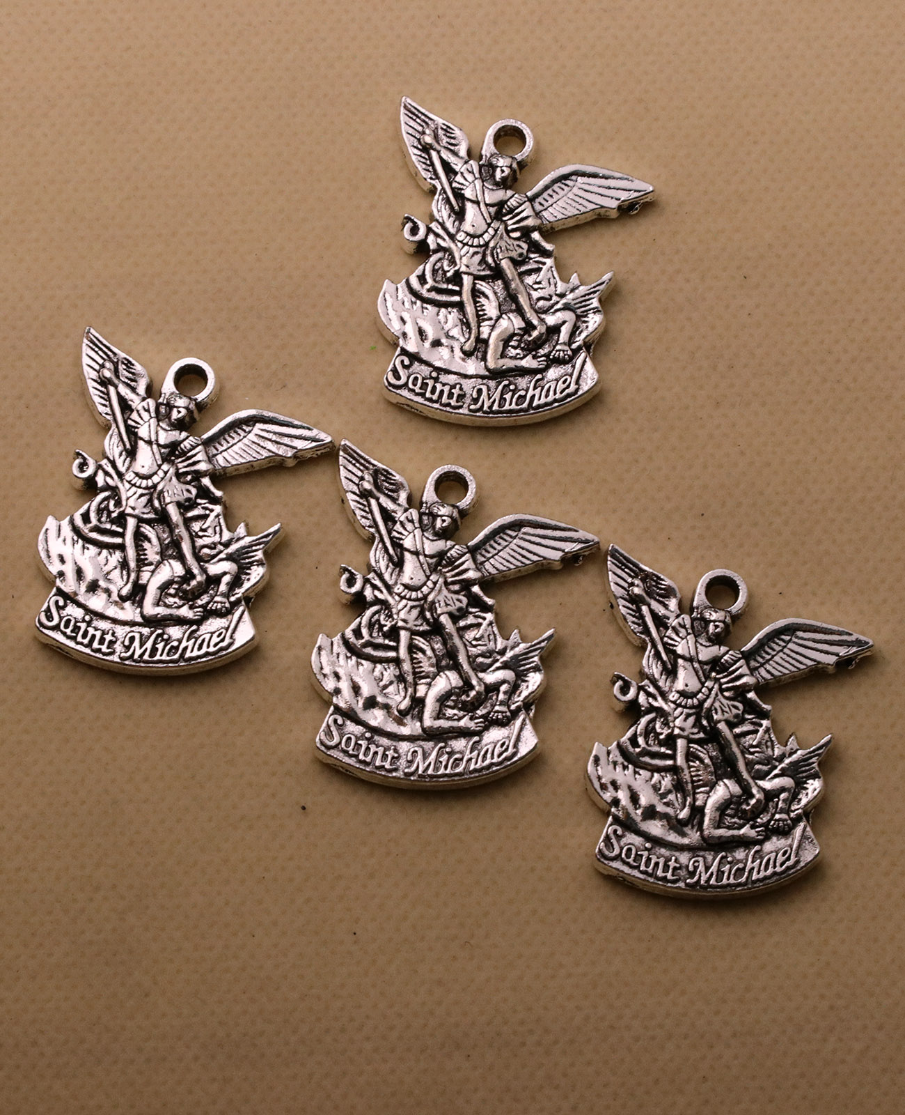 Medalla de protección del Arcá - Jewelry Making Michaels reseña y precio